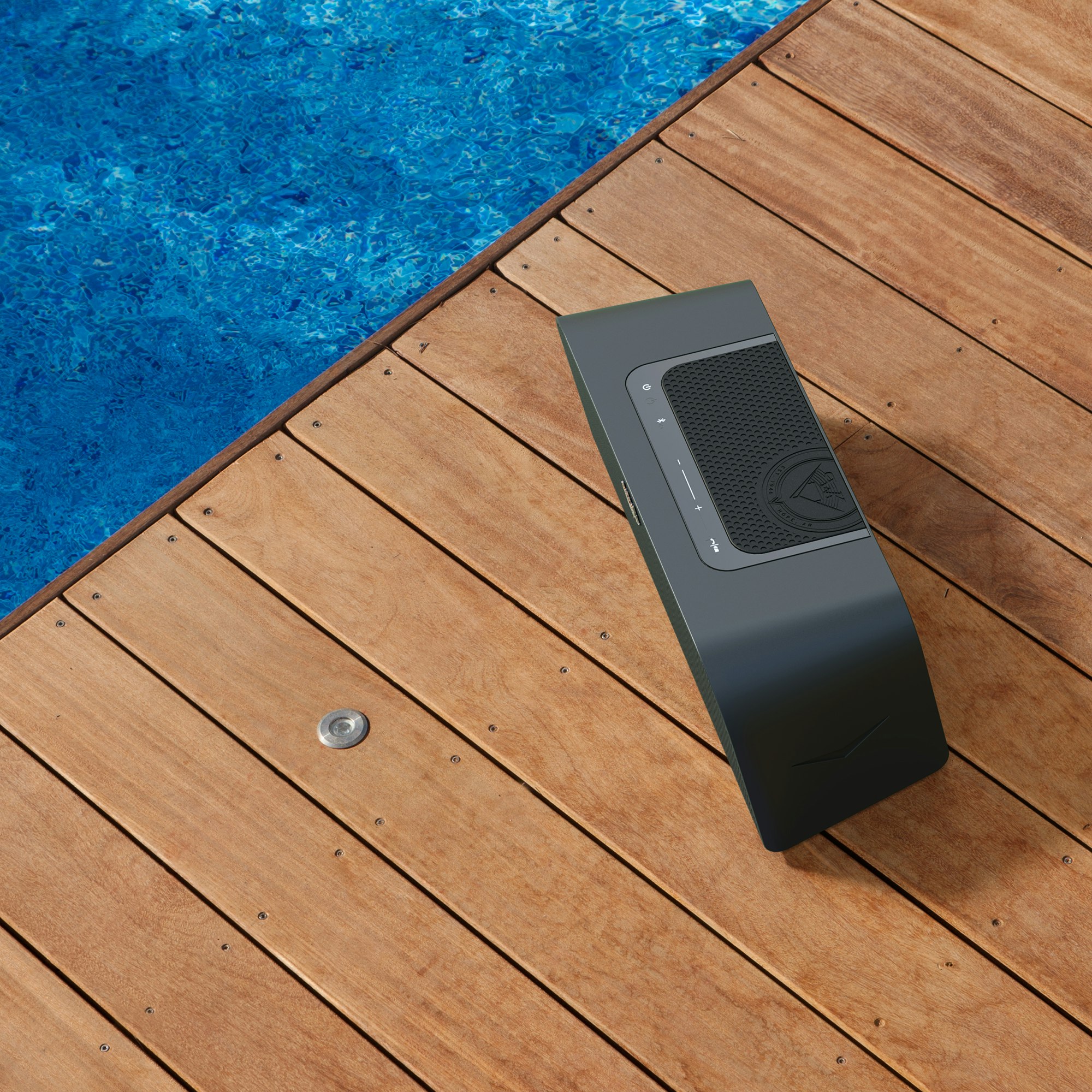Groove XL Overhead Near Pool 2000x2000